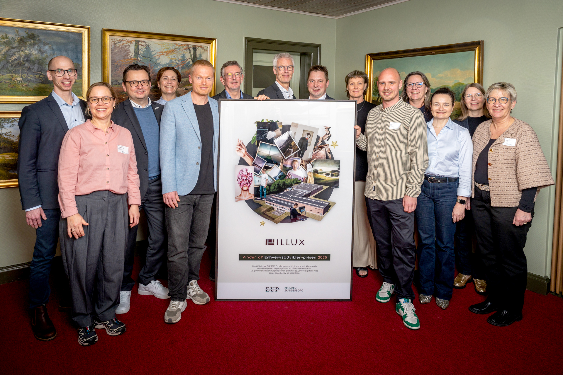 Formand for ErhvervSkanderborgs bestyrelse, Peter Rose Nøhr uddelte sammen med de to erhvervschefer, Anja Ellersgaard Basse og Marianne Kristensen ErhvervsUdvikler-prisen til Jimmy Rhiger Jensen og Henrik Marker fra Illux A/S. Foto: Per Bille