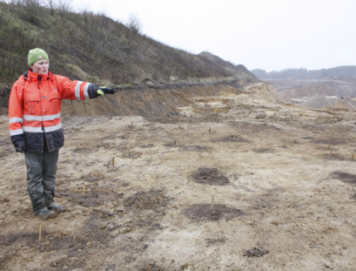 Trods regn og slud må arkæologen ud