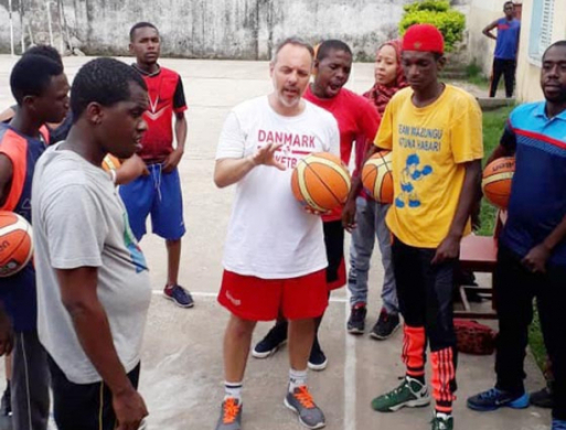 Idrætsleder slår et slag for basketball på Zanzibar