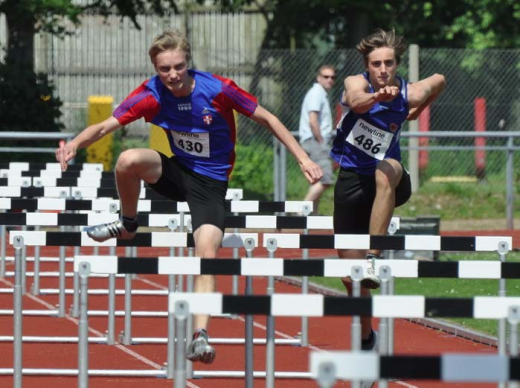 Ung atletikudøver i fint selskab