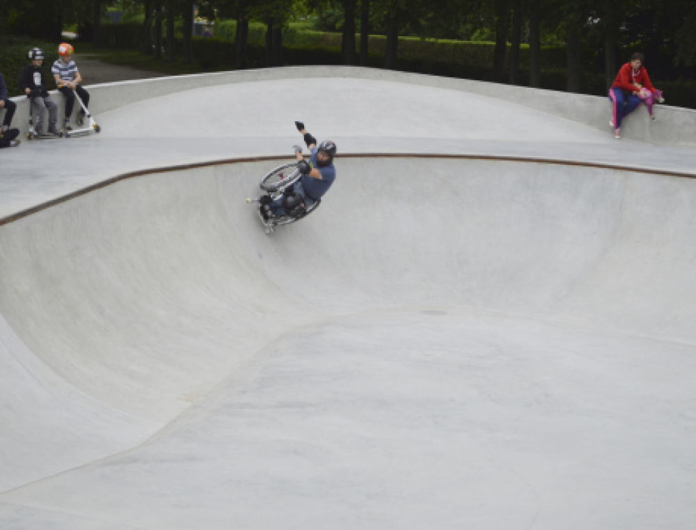 Halsbrækkende rullestolsstunts i skateparken