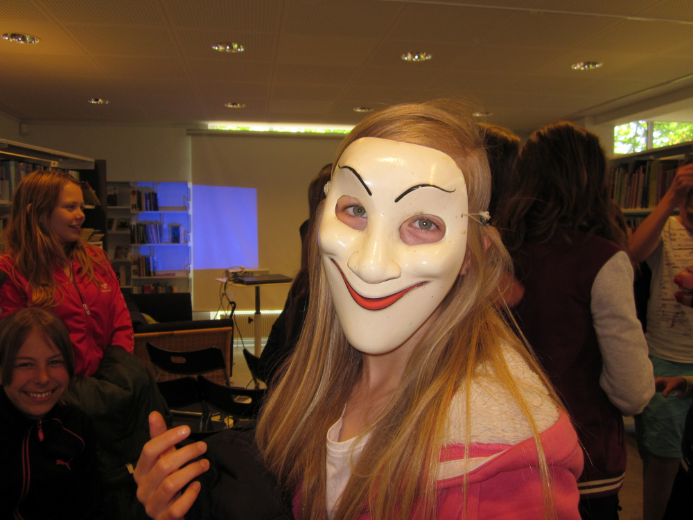 Masker gav grin og lidt gys på biblioteket