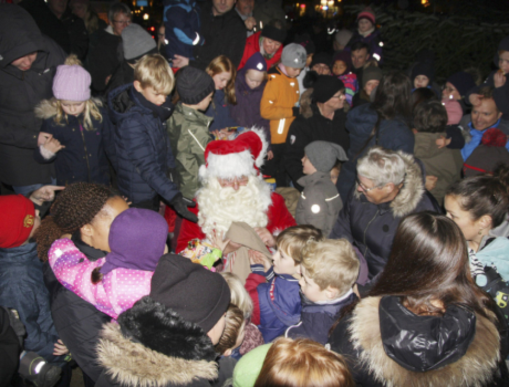 Kæmpe fremmøde til juletræs-tænding