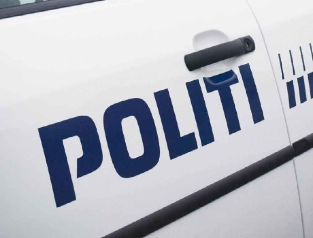 Tyv tændte for vandhanen og åbnede køleskabet Tyv tændte for vandhanen og åbnede køleskabet
