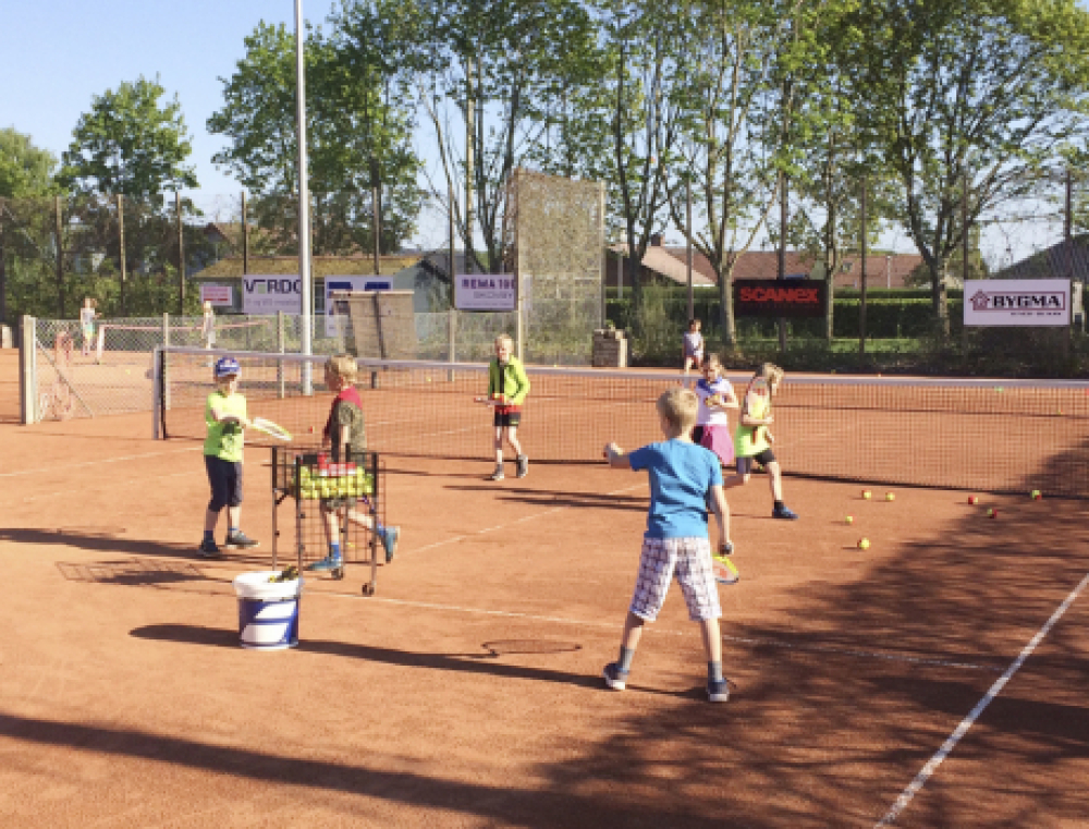 Tennisklubben i Skovby vil have flere til at spille tennis