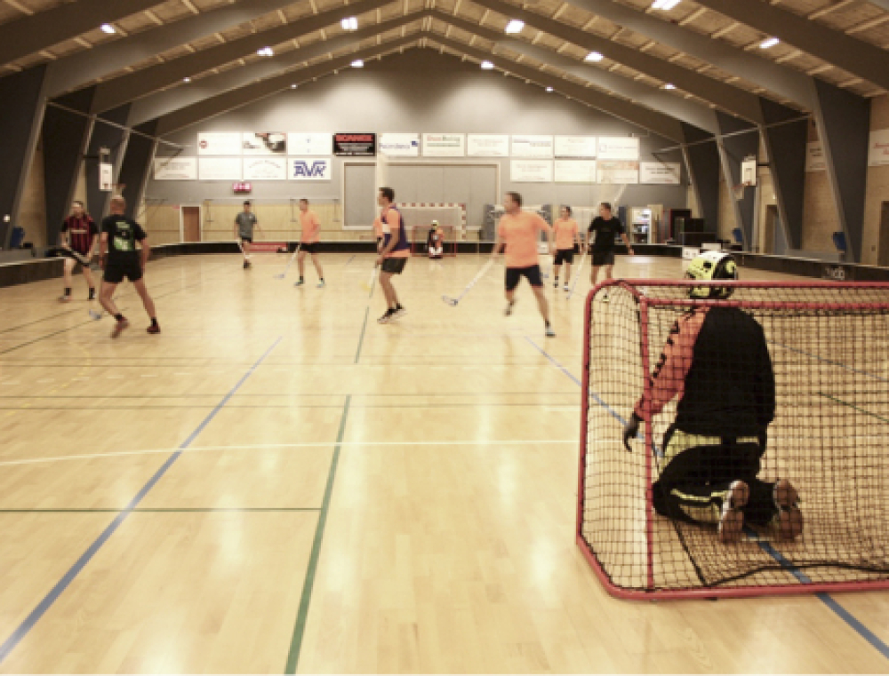 Mænd med plastikstave og sved på panden